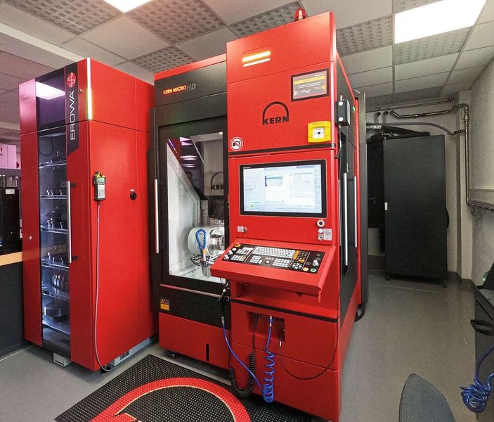 In use at toolcraft since 2024: the Kern Micro HD five-axis precision machining center equipped with a sanding package. (Image:Kern Mikrotechnik GmbH)
