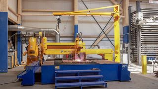 Integriert in die MG-Schneidanlage ist ein Plasmarotator zum Fasenschneiden, der mit einer Hifocus 280i neo Plasmastromquelle von Kjellberg arbeitet –  zum Beispiel zur Schweißnahtvorbereitung bis zu einem Winkel von 50°. (Bild: Microstep Europa)