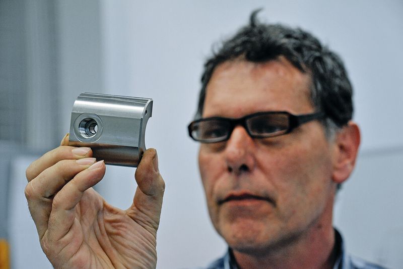 Arnold Camenisch, Manufacturing Manager bei der Eugen Seitz AG: «Das einfache Bedienkonzept hat uns von Anfang an überzeugt.» (Bild: Bernhard Foitzik)