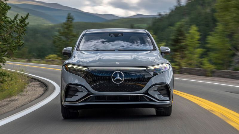 Die windschnittige Form hat sich die Limousine vom SUV abgeschaut. (Bild: Mercedes-Benz)