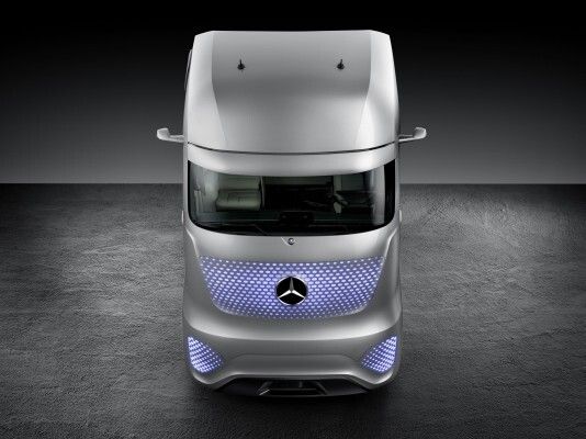Der Mercedes-Benz Future Truck 2025: Weltpremiere der spektakulären Studie des Lkw von morgen – autonome Fahrt in eine faszinierende Zukunft (Mercedes-Benz)
