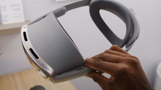 Mit der für unter 1.800 Dollar zu habenden Computerbrille Galaxy XR, die mit Google-Know-how arbeitet, will Samsung der Konkurrenz von Apple das Leben schwerer machen ... (Bild: Samsung)