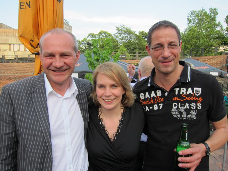 Heiko Weinert, bluechip, mit Andrea Vorwerk, CyberPower, und Gerold Rehrmann (r.), EFB  (Bild: IT-BUSINESS)