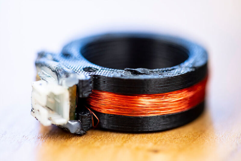 Den Prototypen des Rings haben die Forscher der University of Washington in einem 3D-Drucker gefertigt. Die Kupferspule ist 800 Mal um den Ring gewickelt.  (University of Washington)