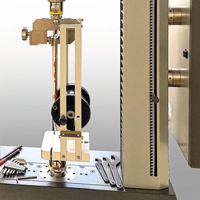 Mechanische Haftungsprüfung an einem Verbundaufbau auf einer Universalprüfmaschine von Zwick Roell zur Bewertung der Verbindung zwischen Materialschichten im Ski-Bau. (Bild: ZwickRoell GmbH & Co. KG)