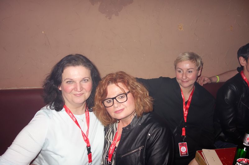 Lilli, IT-BUSINESS, und Ufo, comTeam, begeben sich gleich auf die Tanzfläche. (Bild: IT-BUSINESS)