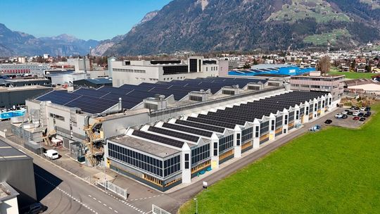 Der Hauptsitz der Division Industrial liegt in Schattdorf. Das Werk ist einer von neun Dätwyler-Standorten mit einer eigenen Photovoltaikanlage.(Bild:  Dätwyler)