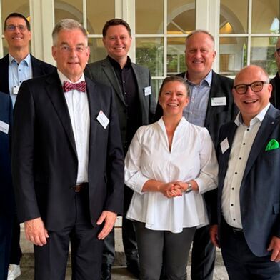 Dr. Thomas Bürger (Weidmüller Interface), Thomas Fechner (Bosch Rexroth), Gerd Hoppe (Beckhoff Automation), Mathias Wolpiansky (Rose Systemtechnik), Jessica Bethune (Schneider Electric), Volker Glöckle (Sick), Dr. Ulrich Viethen (Murrelektronik), Dr. Tobias Frank (Phoenix Contact) und Rolf Heinsohn (Siemens) (v.l.) (Bild: VDMA)