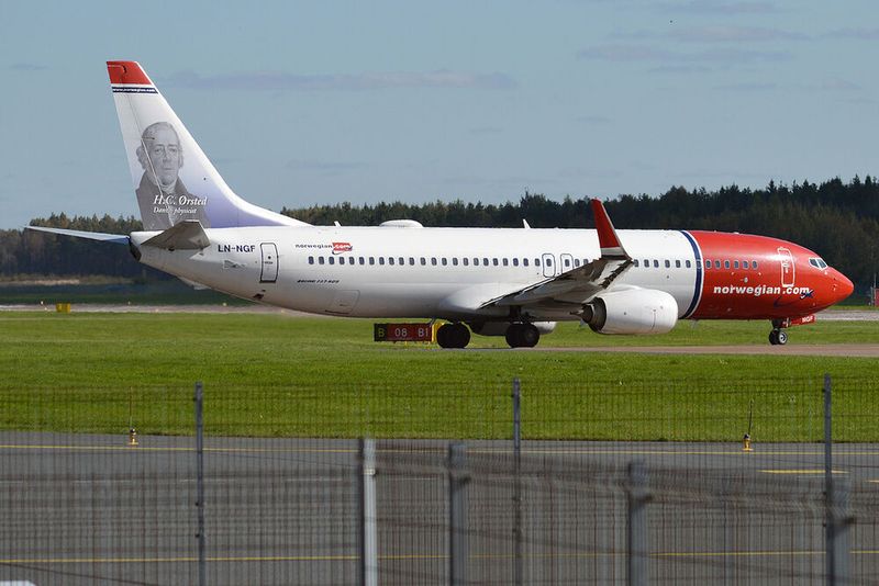 Eine Boeing 737 der Fluggesellschaft Norwegian mit Sonderlackierung 2016 in Estonien. (Bild: Norwegian (Hans Christian Orsted Livery), LN-NGF, Boeing 737-8JP (29869475066) / Anna Zvereva / CC BY-SA / Wikimedia Commons)