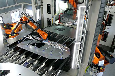 Die Crossbar-Feeder von Schuler transportieren das Teil von einer zur anderen Presse. (Archiv: Vogel Business Media)