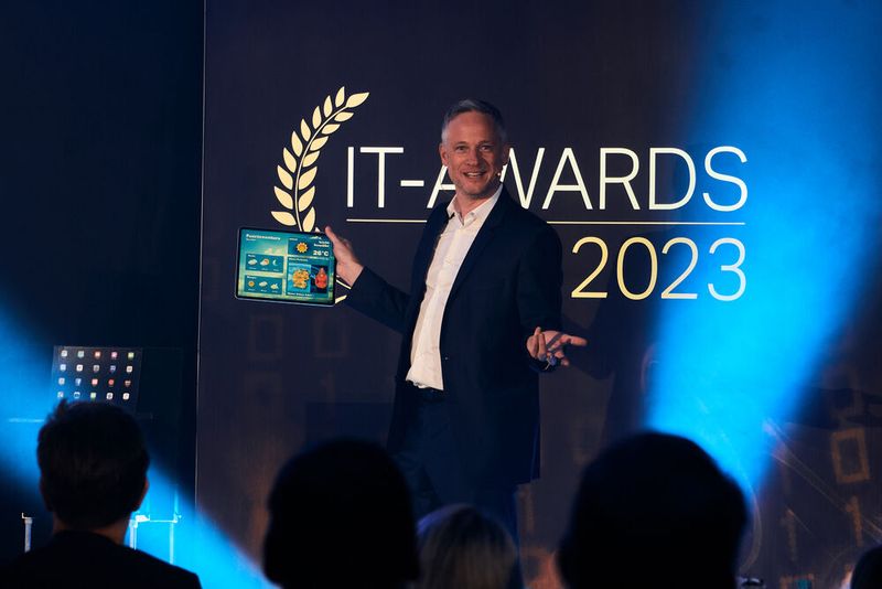 Als zweiter Showact sorgt zwischendurch iPad-Zauberer Simon Pierro für Erstaunen im Publikum. (Bild: krassevideos.de / VIT)