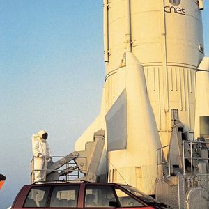 Die kühne Kreativität französischer Autobauer ist legendär, doch der Renault Espace verwirrte vor 40 Jahren sogar die Fachwelt. Ursprünglich war das Fahrzeug für Talbot als Nachfolger des Ende 1983 eingestellten Talbot-Matra Rancho gedacht. PSA sah für das Modell jedoch keine Absatzmöglichkeiten, und zudem war der Fortbestand der Marke Talbot unsicher. Renault übernahm in der Folge das Konzept bzw. den fast fertigen Van und behielt den ursprünglichen Entwurf nahezu unverändert bei.(Bild:  Renault)