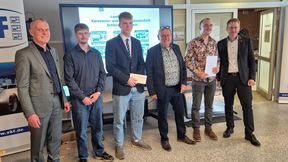 „Die Besten Gesellen 2026“ wurden ebenfalls von den Vertretern des Handwerks und der Politik geehrt (von links nach rechts): Manfred Peters, Meister Karosserie überbetriebliche Ausbildung Handwerkskammer, Mats Classen, Bester im Beruf Kfz-Mechatroniker, Fachrichtung Karosserietechnik, Jan Wallner, Bester im Beruf Karosserie- und Fahrzeugbaumechaniker, Fachrichtung Karosserie- und Fahrzeugbautechnik, Claudio Jöhnk, Obermeister der Landesinnung Karosserie- und Fahrzeugbautechnik Schleswig-Holstein Jan Köppe, Bester im Beruf Karosserie- und Fahrzeugbaumechaniker, Fachrichtung Karosserieinstandhaltungstechnik und Daniel Günther, Ministerpräsident von Schleswig-Holstein. (Bild: Landesinnung Karosserie- und Fahrzeugbautechnik Schleswig-Holstein)