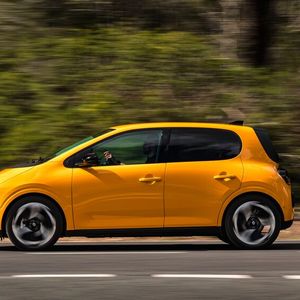 Mit seiner 3,79 Meter kurzen Karosserie bietet der Twingo E-Tech echtes Kleinwagenformat. (Bild: Renault)