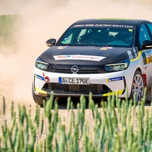 Schotter, Sand und Schmutz gehören auch bei dieser Rallye dazu.(Bild:  Opel)