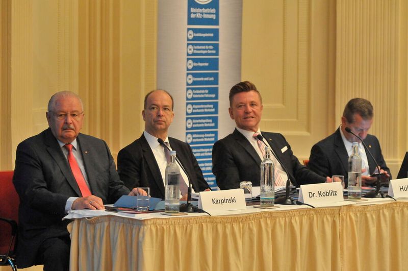 Das Podium: (v. li.): Präsident Jürgen Karpinski, Hauptgeschäftsführer Axel Koblitz sowie die beiden Vizepräsidenten Wilhelm Hülsdonk und Thomas Peckruhn (alle ZDK). (Zietz/»kfz-betrieb«)