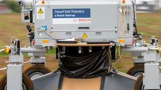 Der Roboter kann Unkraut von Nutzpflanzen unterscheiden und legt bei der Fahrt über die Felder eine Karte an, auf der die Position jeder Pflanze genau aufgezeichnet ist. (Bild: Deepfield Robotics)