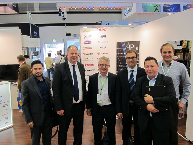 Großes Treffen (v. l.): Yener Argüden, Achim Heyne, api, Martin Sasse, Acer, Andreas Printz, api, Gerit Günther und Tobias Färber, Acer (Bild: IT-BUSINESS)