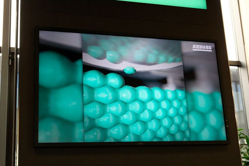 Tröpfchen für Tröpfchen Qualität, hat mal einer gesagt, auch wenns Dosenmilch war...so arbeitet das Freeformer-Prinzip...man forscht jedoch daran aus Tropfen einmal Linien und sogar Flächen zu machen, wie zu erfahren war. (Königsreuther)