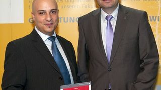 Markus Meißner (rechts), Mitglied der Geschäftsführung bei AEB, mit dem Preisträger Daniel Koch. Bild: AEB (Archiv: Vogel Business Media)