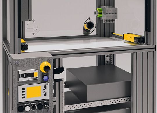 Die Sicherheitszuhaltung PSENmlock mini von Pilz ist im Endausbau des Prüfstands komplett im Profilrahmen integriert. Damit ist der Bedien- und Arbeitsbereich frei von störenden Geräten und Bauteilen.  (Bild:  testFAC42)