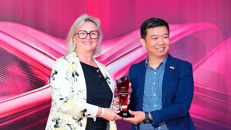 Internationale Auszeichnung für Hofmann Automobile: Geschäftsführerin Kerstin Bacher nimmt den Xpeng Red Carpet Award aus den Händen von He Xiaopeng, CEO von Xpeng, entgegen.(Bild:  Hofmann Automobile)