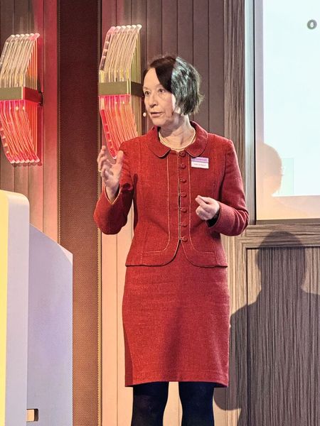 CFO Judith Walsum ist stolz: Trotz des wachstumsbedingt höheren Working Capitals stärkte Dätwyler die Bilanz weiter und reduzierte den Nettoverschuldungsgrad (Nettoschulden/EBITDA) auf 1.8 (Vorjahr bereinigt CHF 2.2). (Bild: Nastassja Neumaier)