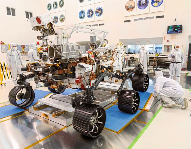 Der Mars-Rover Perseverance bei einem seiner ersten Fahrtests im Jet Propulsion Laboratory. Vor acht Jahren landete mit Curiosity der bislang letzte Rover der US-Raumfahrtbehörde Nasa auf dem Mars, jetzt soll der nächste starten. Perseverance ist technisch noch einmal deutlich ausgefeilter.  (Bild: J. Krohn / NASA)