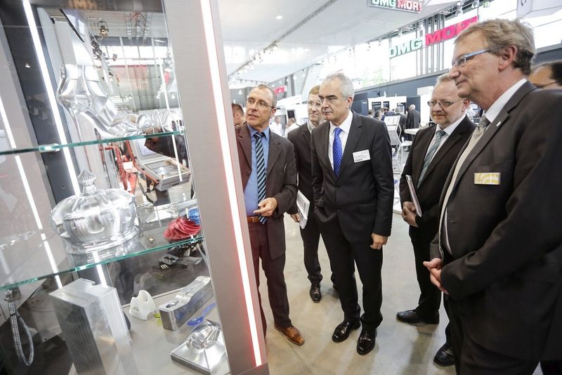 Moulding Expo 2015: Guido Rebstock, Ministerialdirektor im Ministerium für Finanzen und Wirtschaft Baden-Württemberg beim Presserundgang der Moulding Expo 2015 (Bild: www.miketraffic.com)