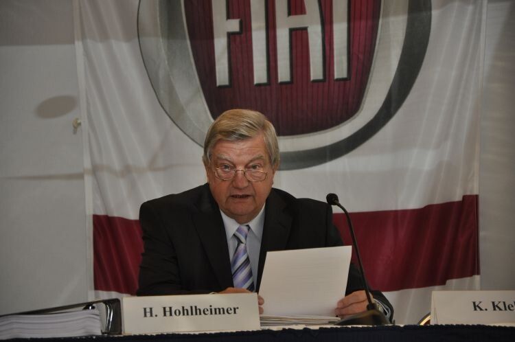 Horst Hohlheimer, 2. Stellvertreter, stellte die Änderungen der Serviceverträge vor. (Foto: Richter)