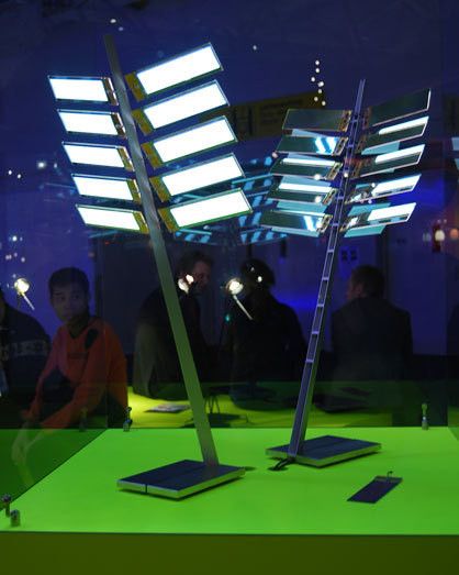 Die 132 mm x 32 mm grossen OLED-Flächen dieser Tischleuchte strahlen das Licht gleichmässig ab ( Ingo Maurer)