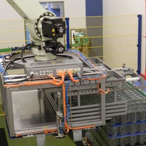 Komplexe Greiftechnik für schweren Betrieb – Aufnahme der Glaskörper durch Verschieben einer kompletten Lage.