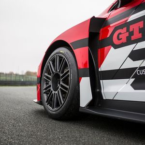 Auffällig: die Radhausentlüftung an der Vorderachse. (Bild:  VW Motorsport)