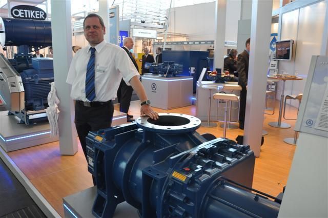 Die Aerzener Maschinenfabrik hat auch eine neue Baureihe von Vakuumgebläsen mit hermetischem Antrieb vorgestellt, im Bild der zuständige Key Account Manager Uwe Grosskurth.  (Bild: PROCESS)