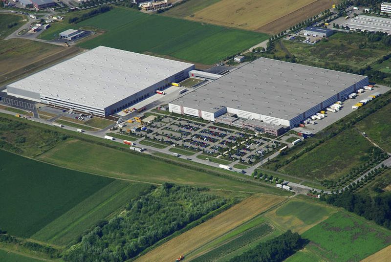 Links der neu errichtete Teil des Logistikzentrums von Ingram Micro (RDC II), rechts die erste Halle, offiziell »Regional Distribution Center I«. (Archiv: Vogel Business Media)