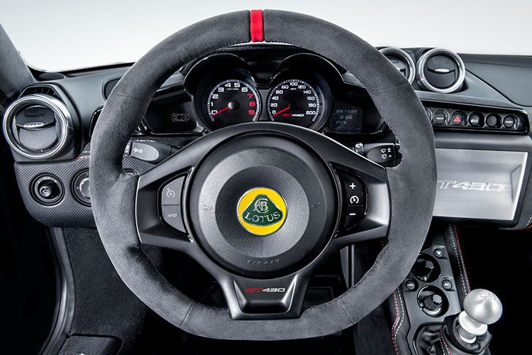 Schwarzes Alcantara-Leder und Zierblenden aus Carbon veredeln den Innenraum. (Lotus)