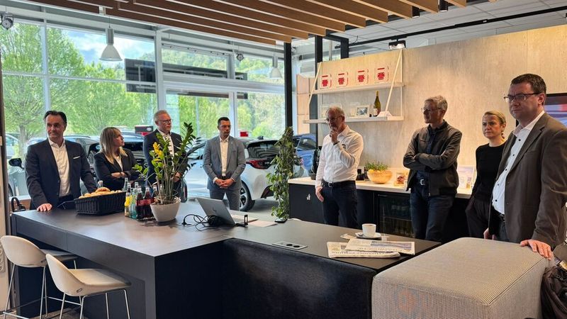 Timo Szabo im Gespräch mit der Jury des Automotive Business Awards. Er erzählt offen – über das, was funktioniert, aber auch über die Herausforderungen, die ein serviceorientierter Toyota-Händler heute zu bewältigen hat. (Bild: Schreiner – VCG)