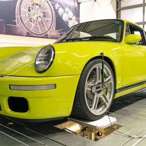 Seit knapp 20 Jahren setzt KW einen Vertikaldynamik-Prüfstand zur Fahrwerkentwicklung ein, den kein anderer Fahrwerkhersteller, der vorwiegend auf das unabhängige Aftermarket- und Tuningsegment setzt, besitzt.(Bild:  KW automotive)