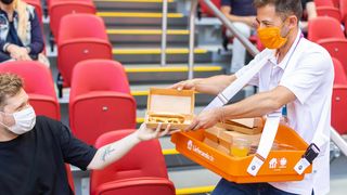 01-foto-lieferandode-in-stadium-delivery-c-thomas-abrahams (Quelle: Lieferando.de)