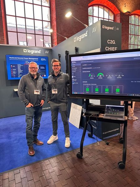 Bei (l.) Guido Kratzenberg und Felix Taeger (Legrand) läuft alles Remote ab. (Bild: Vogel IT-Medien)