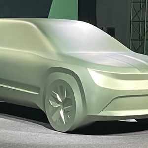 Die 4,90 Meter lange Mischung auf Großraumlimousine und SUV basiert auf der 2022 vorgestellten Studie Vision 7S, soll mit Loungefeeling auf bis zu sieben Plätzen verwöhnen.(Bild:  sp-x/Peter Maahn)