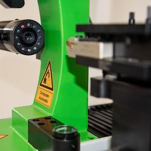 Kelch bietet für das Kenova set line H343 als Zubehör unter anderem diesen Optikträger mit Drehmittenkamera an. Auch unterschiedliche Tischbestückungen seien machbar.(Bild:  Kelch)