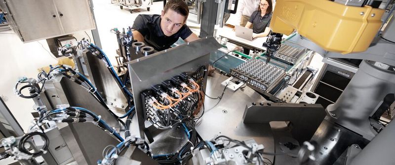 Schaeffler Special Machinery – der Sondermaschinenbau der Schaeffler Gruppe – steht für Sonderlösungen mit höchstem Qualitätsanspruch.(Bild:  Schaeffler/Dominik Obertreis)