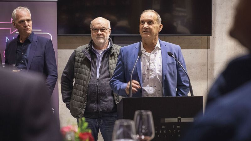 Jochen Pamer, Autorechtaktuell, und Konrad Wenz, »Fahrzeug+Karosserie«, begrüßten die Teilnehmer der Vorabendveranstaltung. (Bild: Stefan Bausewein)