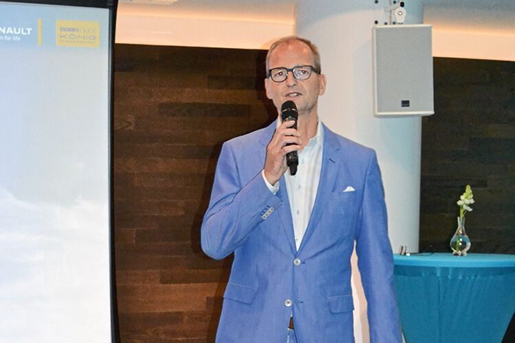 Stolz auf den Store: Dirk Steeger, Geschäftsführer Renault Autohaus König, begrüßt seine Gäste. (Bild: Hiemann)