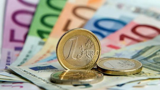 Der Ruf nach einem Industriestrompreis für Unternehmen ist anscheinend in Brüssel endlich erhört worden. Deutschland wird demnach mit einigen Milliarden Euro unterstützt, damit so einige geplagte Unternehmen nicht Reißaus nehmen ...(Bild:  Finanzcheck)