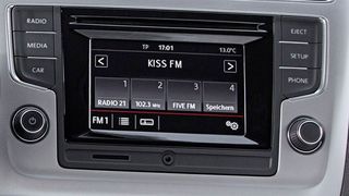 Rundfunkgebühren für Vorführfahrzeuge bleiben ein Ärgernis. Warum Pkw nicht als nicht-betiragspflichtige Handelsware behandelt werden, muss nun das Verfassungsgericht prüfen.  (Bild: Volkswagen)