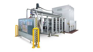 Blick auf eine Wickert-Hydraulikpresse, die dafür geeignet ist, sicherheitsrelevante Komponenten aus diversen Composite-Materialien herzustellen. Das Spektrum reicht vom Personenschutz bis hin zur Panzerung von Rüstungssystemen aller Art. (Bild: Wickert Maschinenbau)