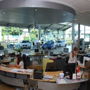 Wenn er einen der raren Parkplätze gefunden hat, wird der Kunde am Counter freundlich empfangen.