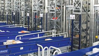 Mit beinahe 8 km Schleifleitungen elektrifiziert Vahle das erweiterte Logistikzentrum von Edeka in Rheinstetten. (Vanderlande)